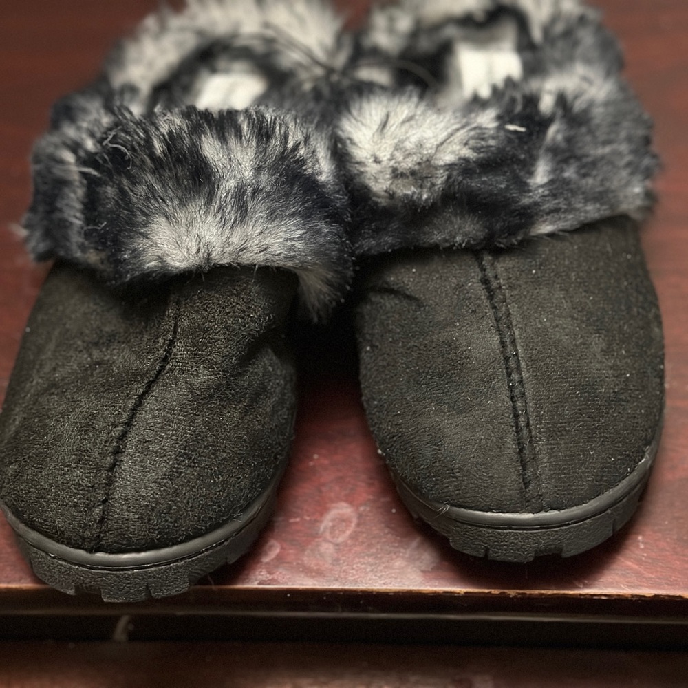 Sole Mates size 5/6 small slippers